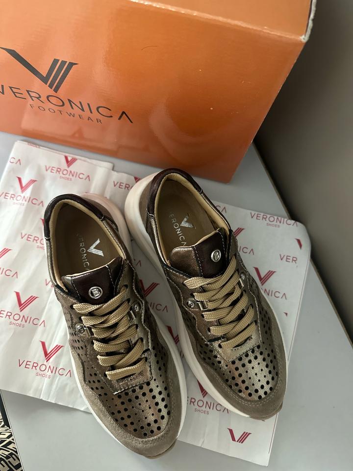 Женские кроссовки