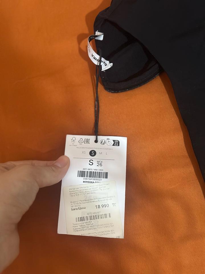 Чёрное мини-платье Bershka