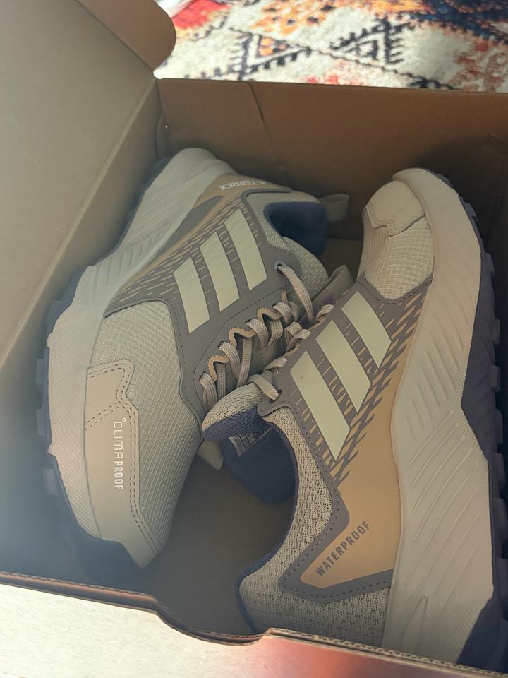 Продам кроссовки Adidas