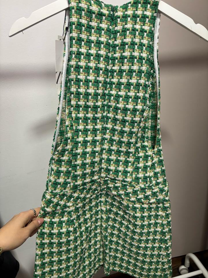 Зеленое твидовое платье Zara.