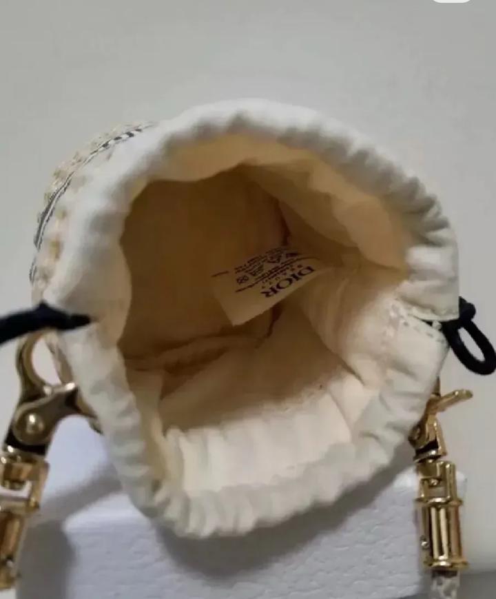 мини-сумка Christian Dior Straw Pouch, также известная как косметичка-мешок (bea