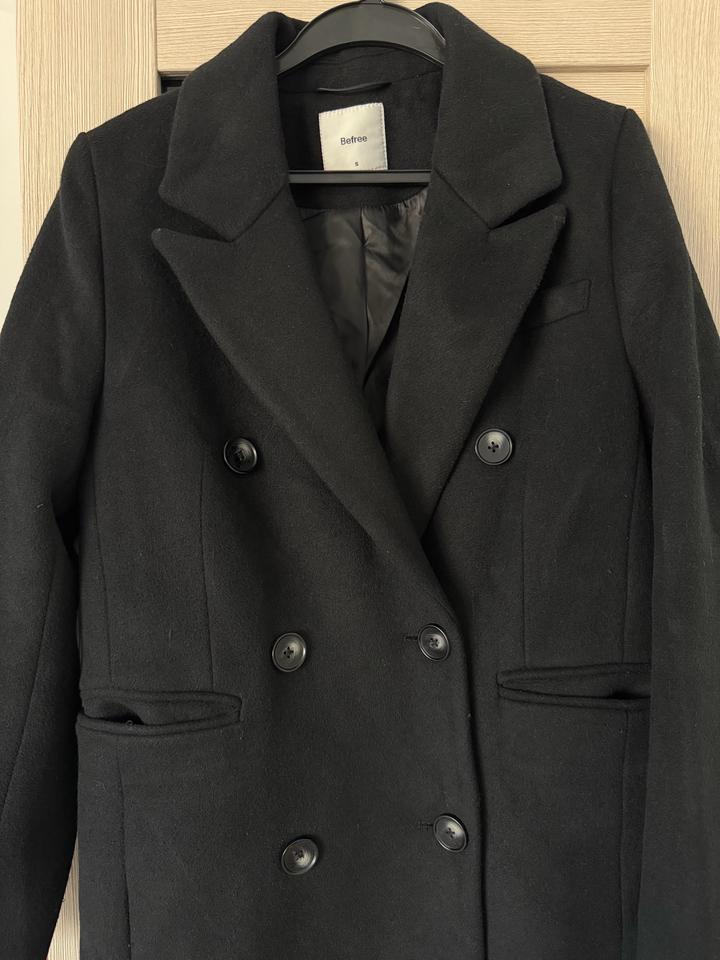 Черное пальто