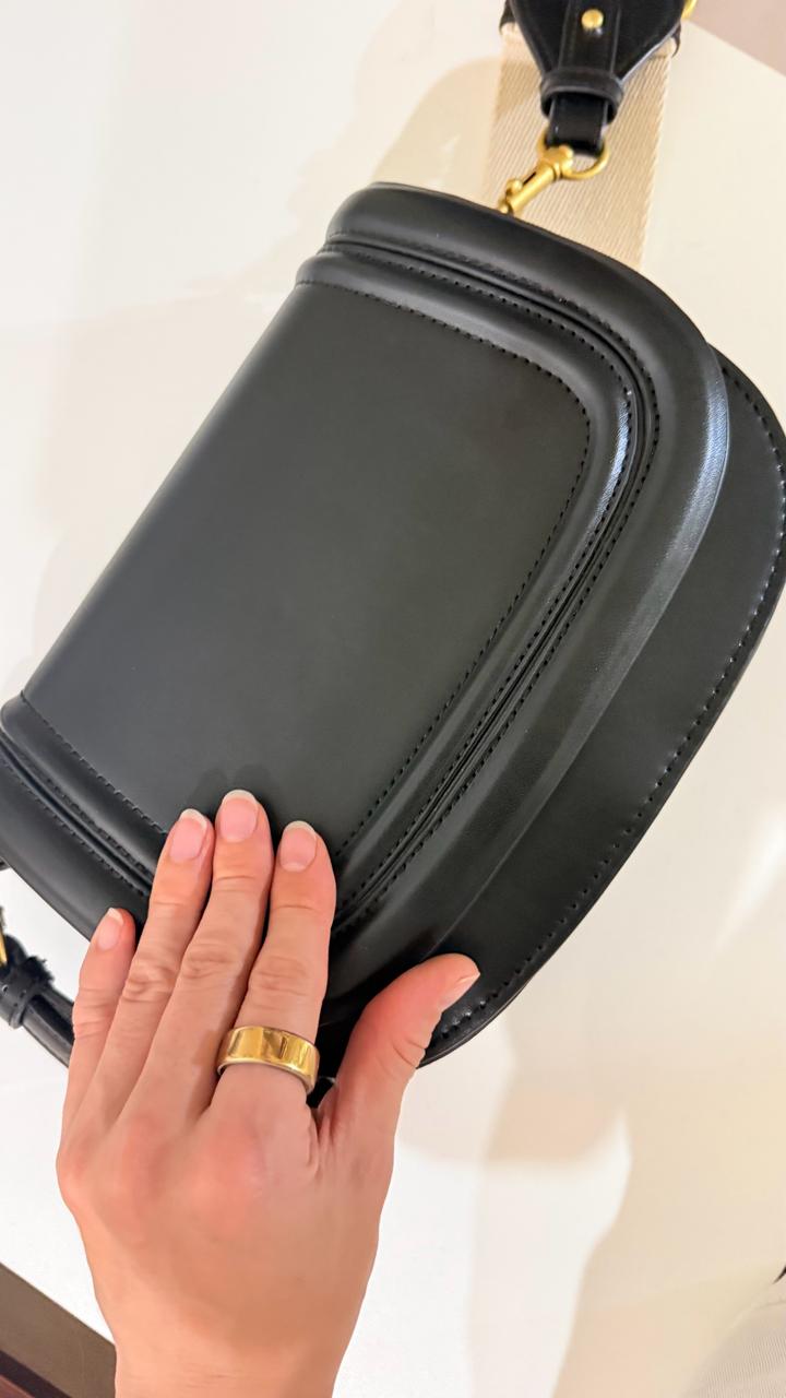 Стильная черная сумка-седло (Saddle Bag) с широким ремнем. Тренд 2026