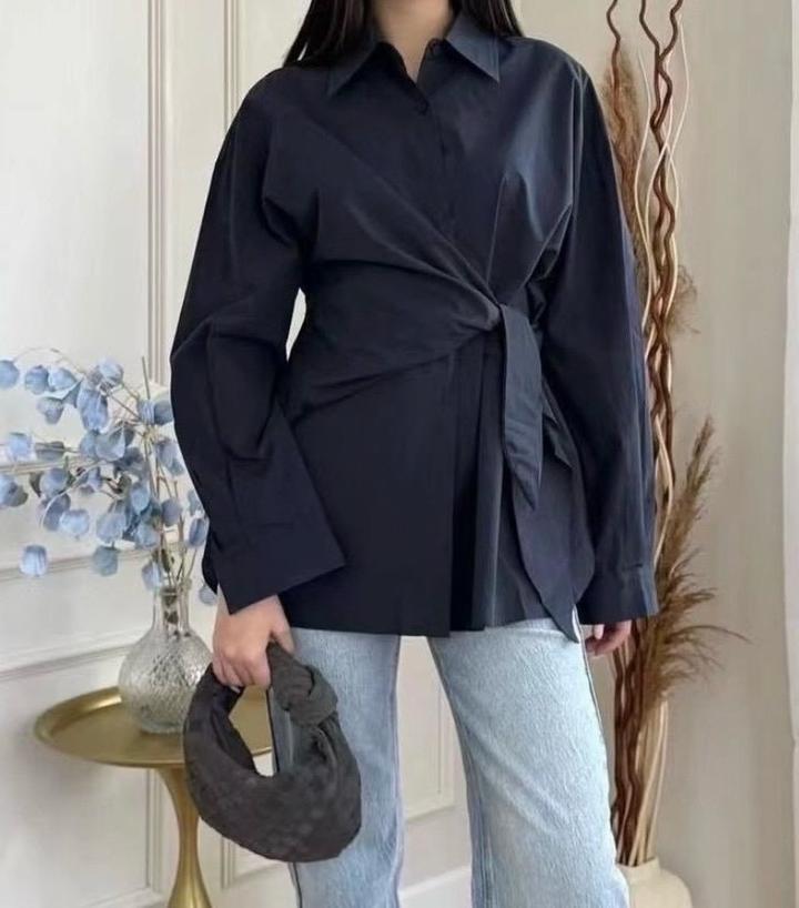 Темно-синяя рубашка с акцентным узлом