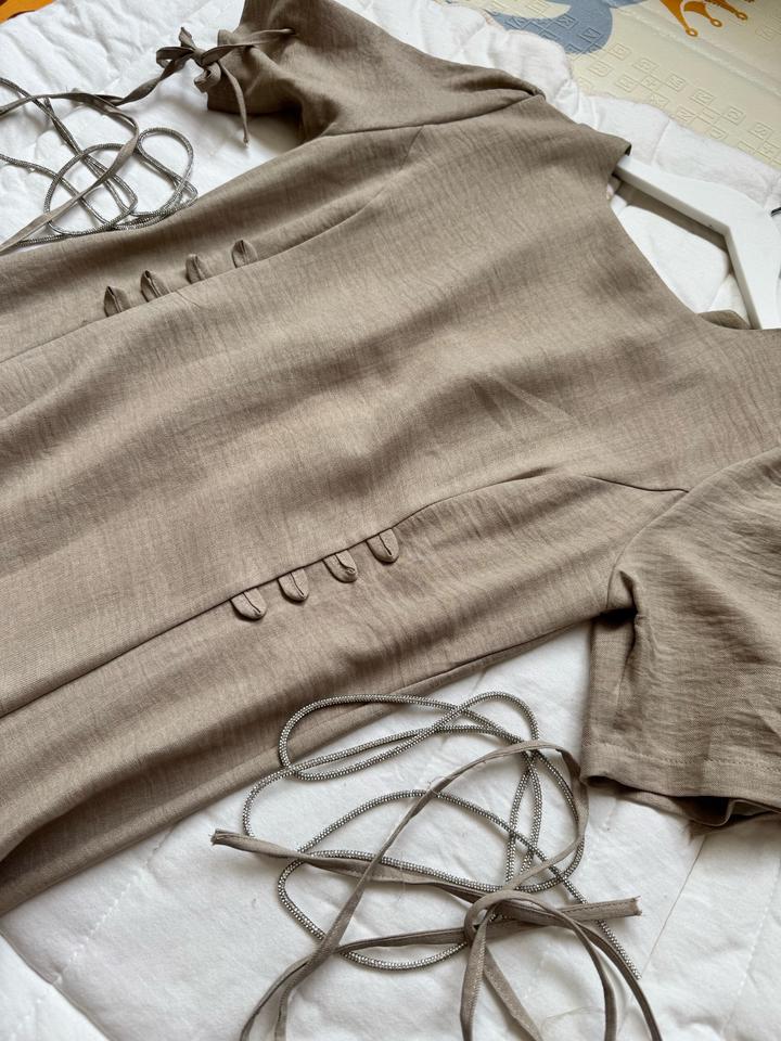 Льняное платье светло коричневого цвета