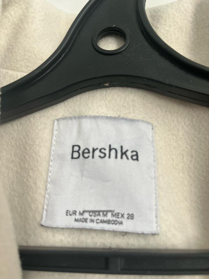Белое пальто Bershka