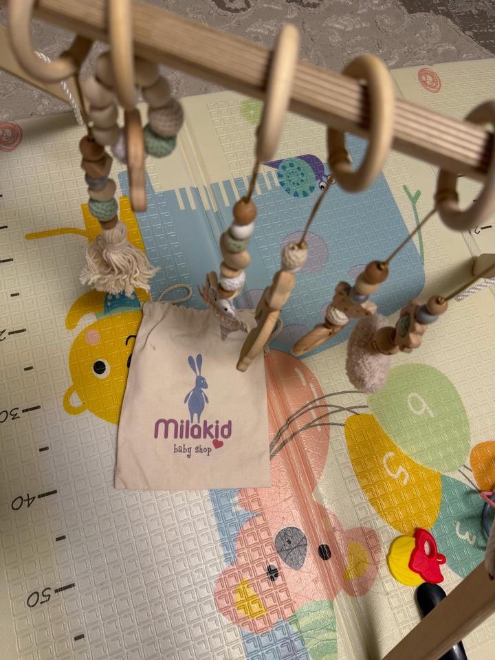 Продаю стойку Монтессори с двумя комплектами игрушек