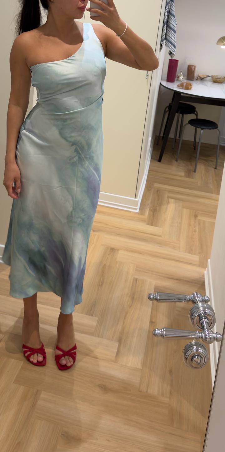 Zara шелковое платье голубое, пастельный принт