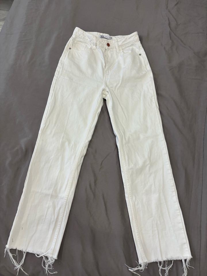 белые джинсы ZARA