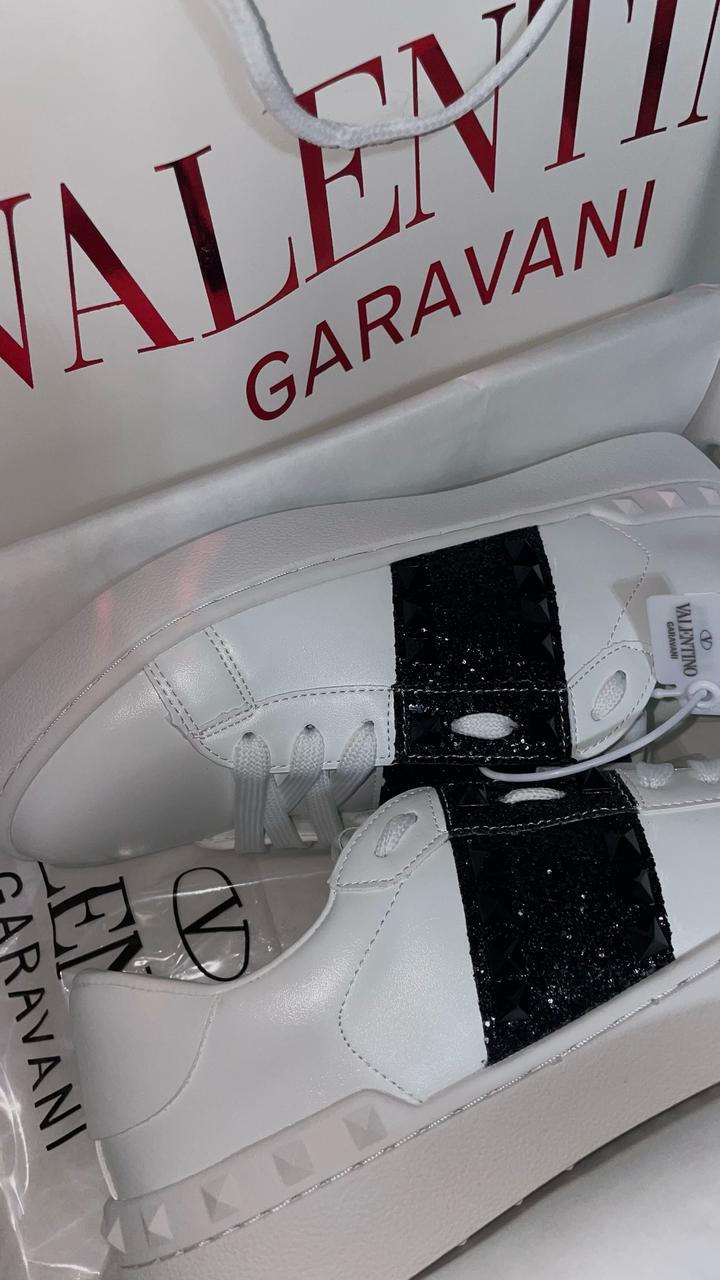 Продам кроссовки Valentino Garavani