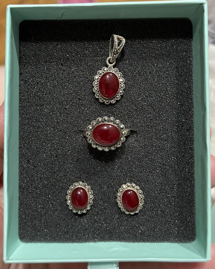 Серебро.Гранатовый набор. Кольцо, серьги, кулон.