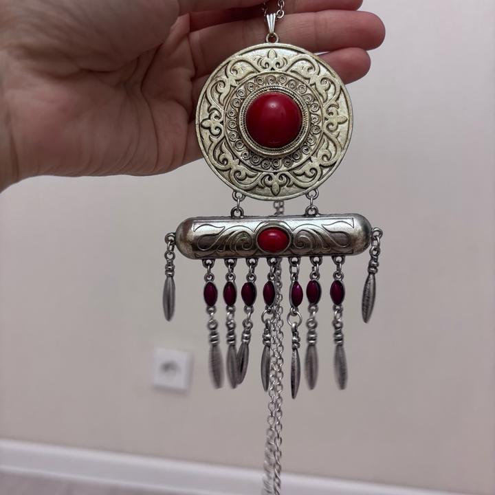 Серебряные украшения в национальном стиле с красным камнем