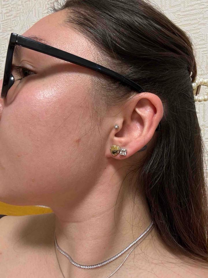 Продам комплект Guess:колье и серьги-пуссеты
