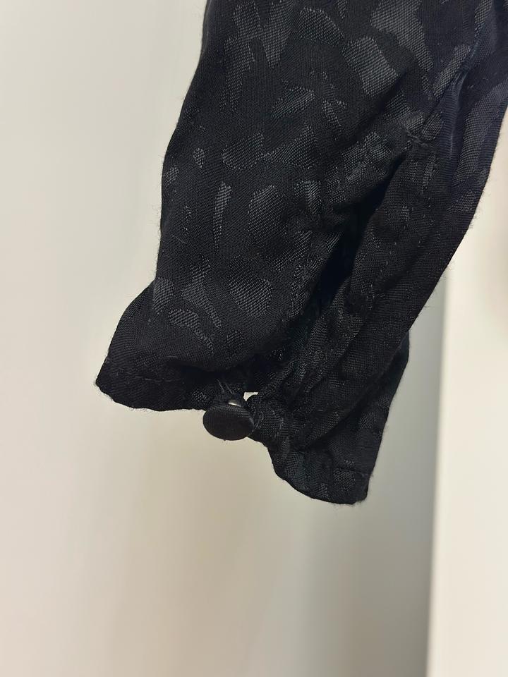 Черная блуза H&M с объёмными рукавами