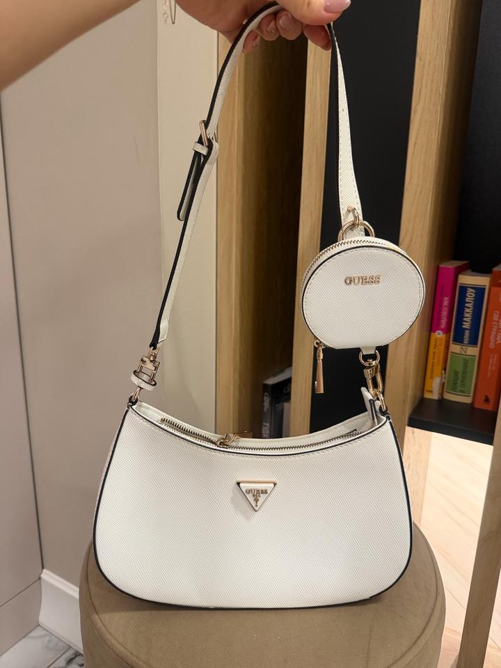 Белая сумочка Guess