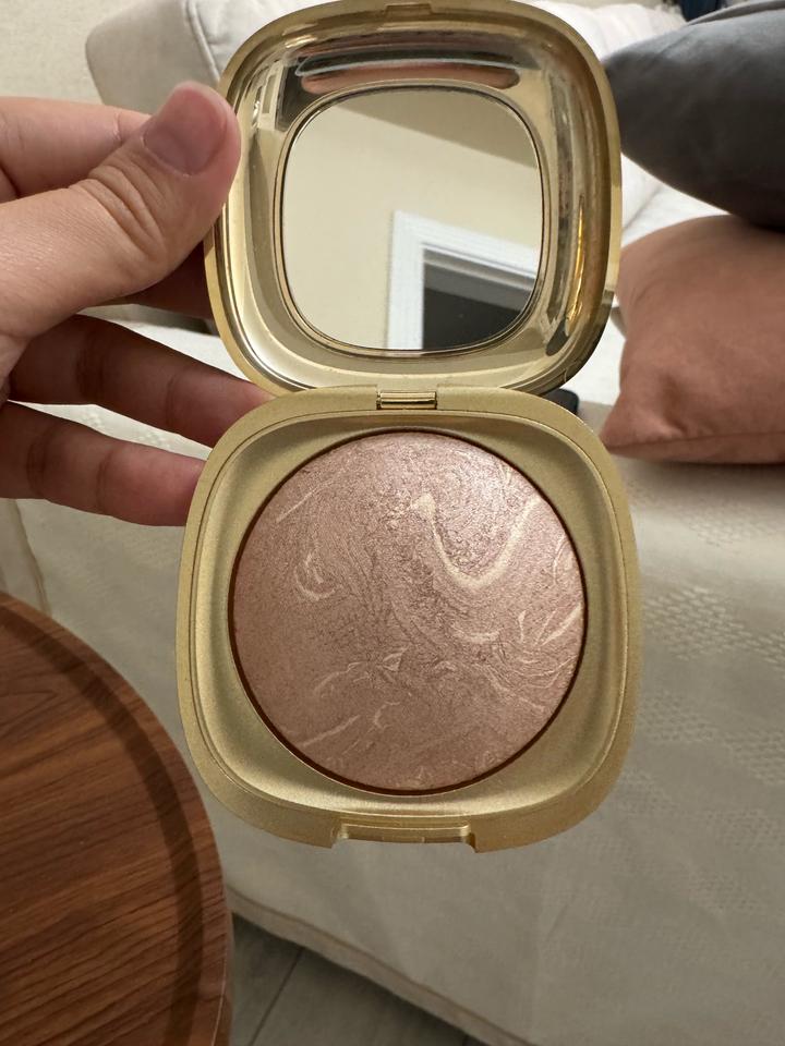 Хайлайтер ocean feel от KIKO в оттенке 02 virtuous golden rose