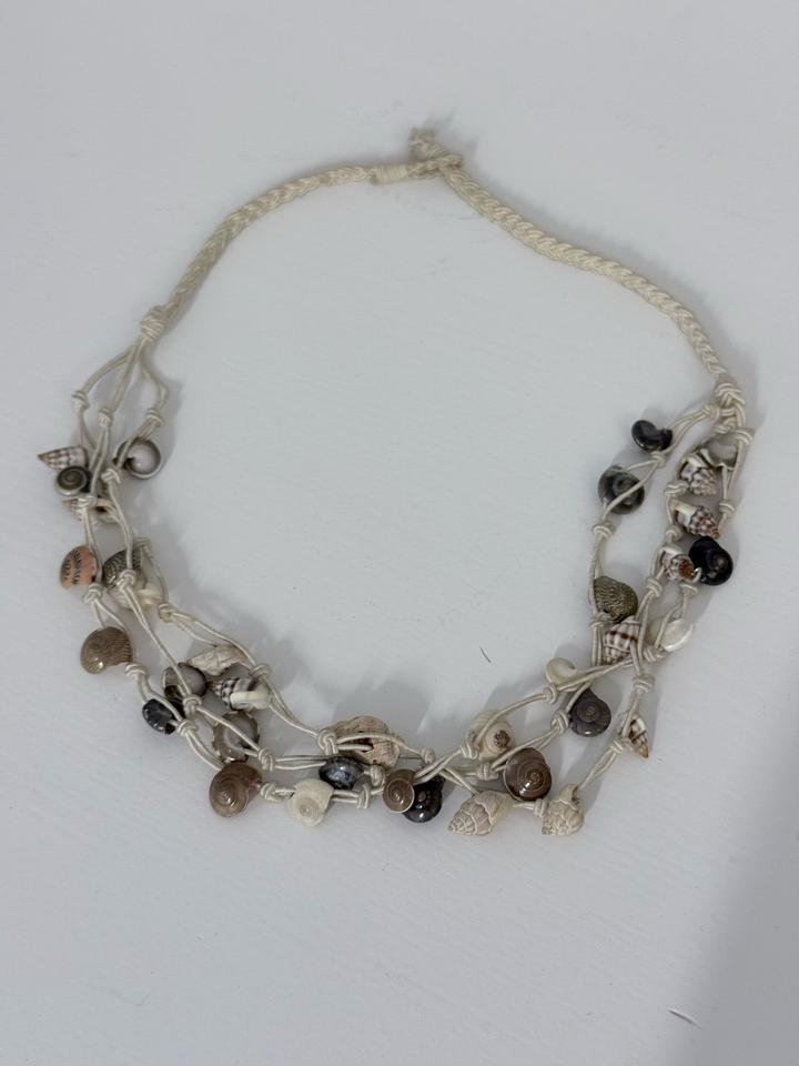 Бусы с ракушками