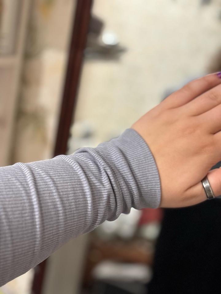 Серая кофта с длинным рукавом