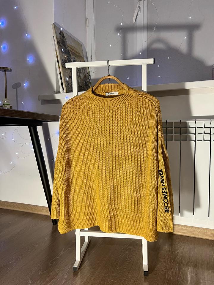 Желтый свитер