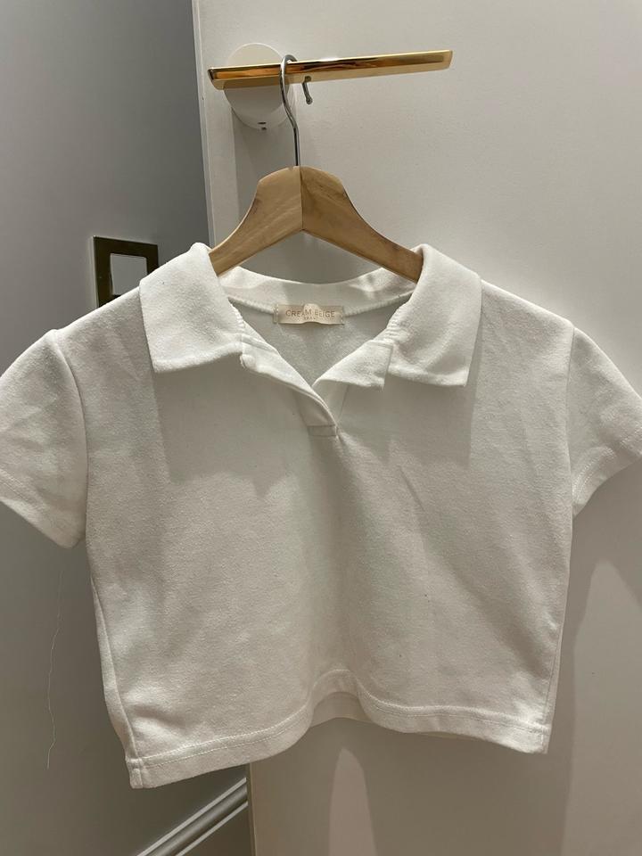 Поло белый с открытой талией идеально для школы