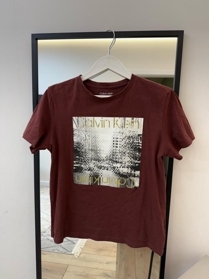 Футболка Calvin Klein коричневого цвета