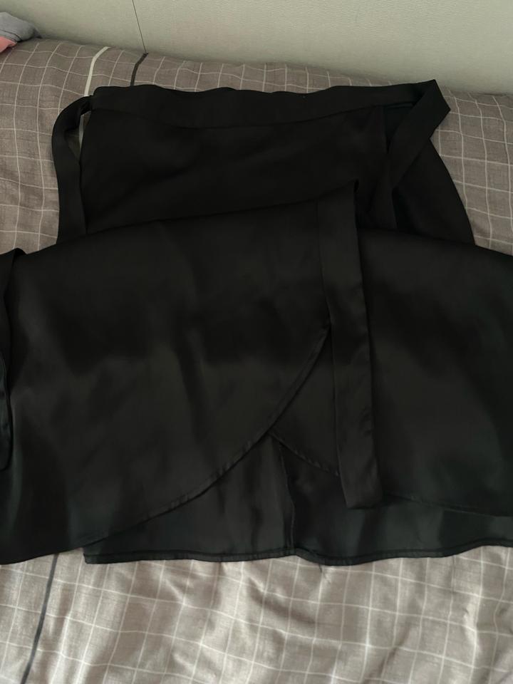 Чёрная атласная юбка