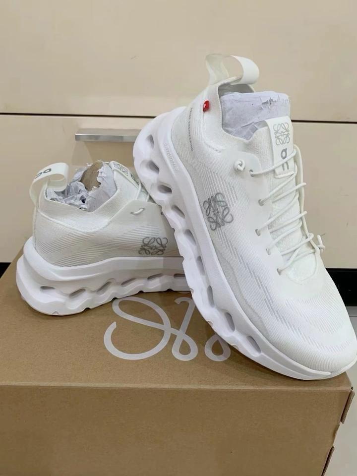 Белые кроссовки ON & Loewe