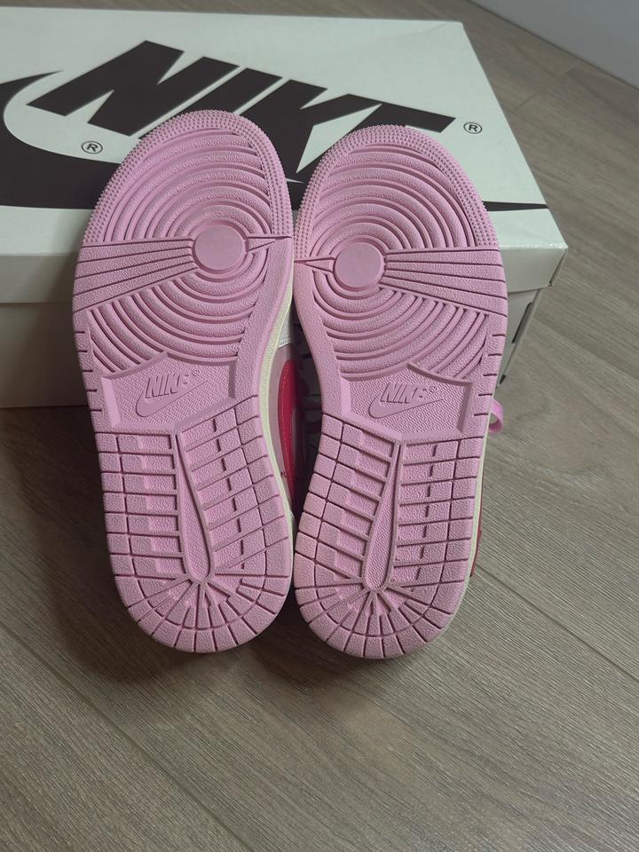 Кроссовки Travis Scott x Air Jordan 1 Low OG 'Shy Pink