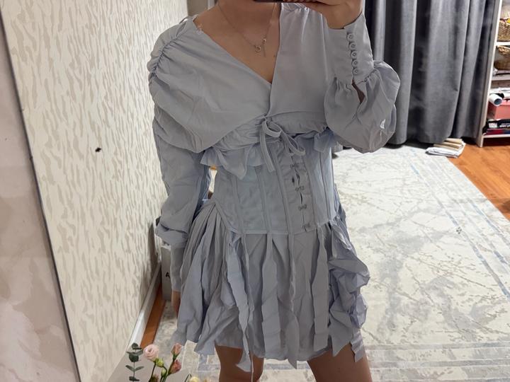 Голубое платье