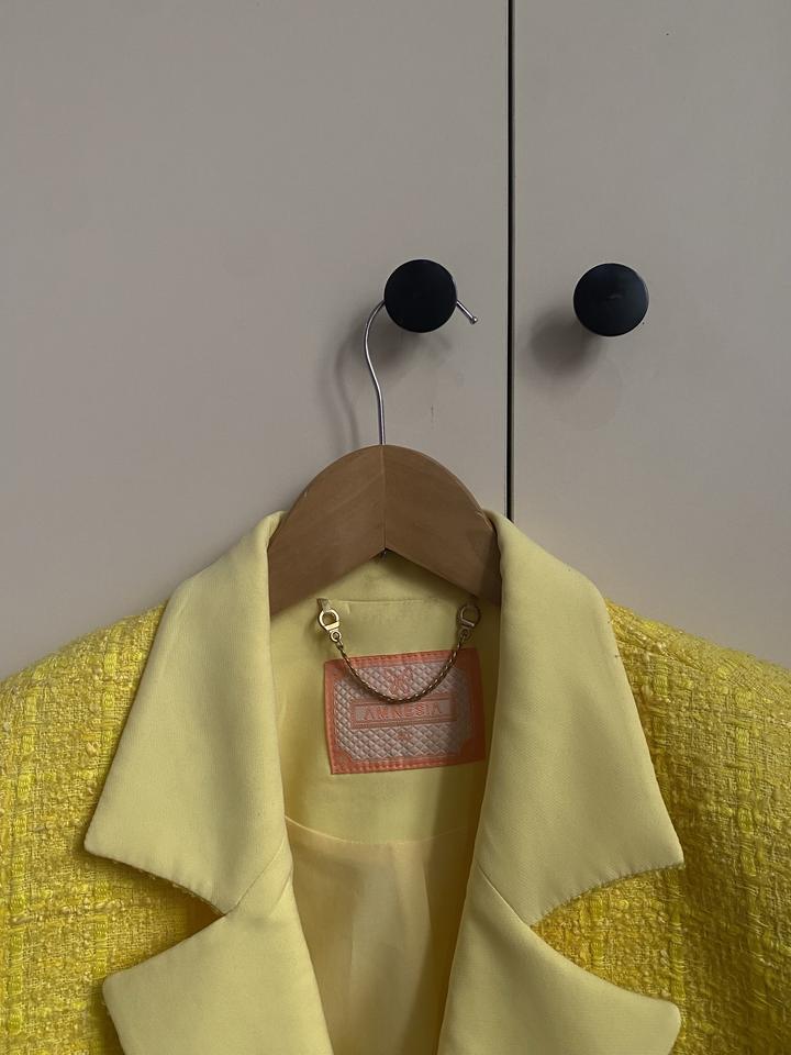 яркий пиджак с плечиками