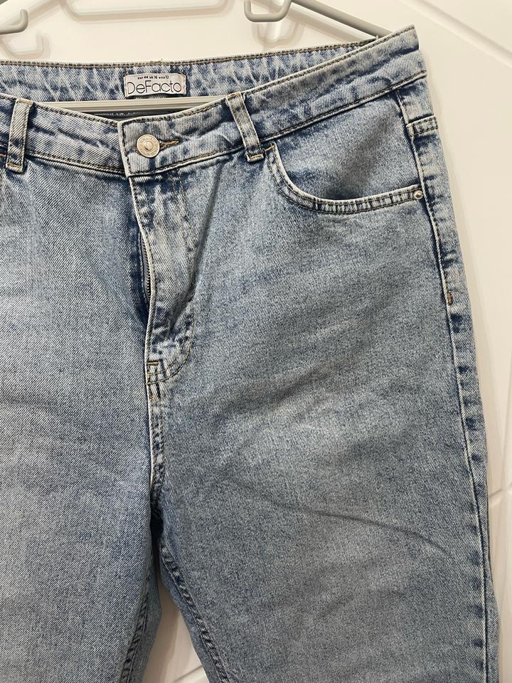 Светлые джинсы moms