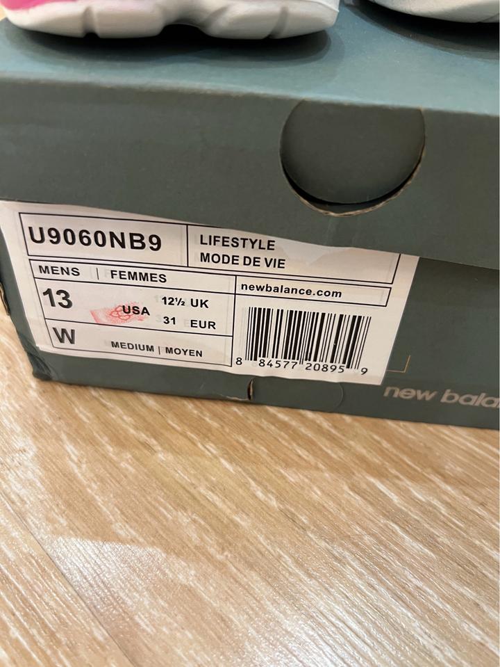Продам детские кроссовки New Balance 9060