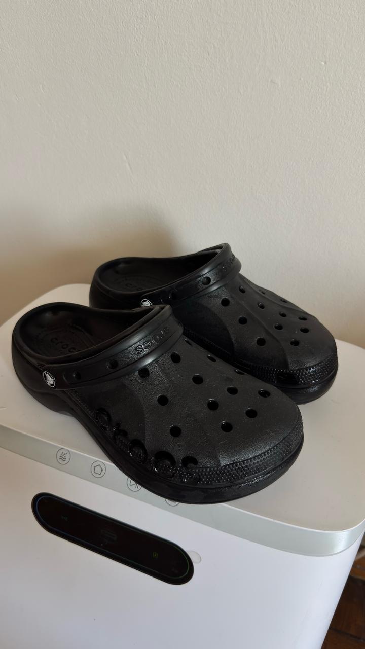 Черные сандалии Crocs