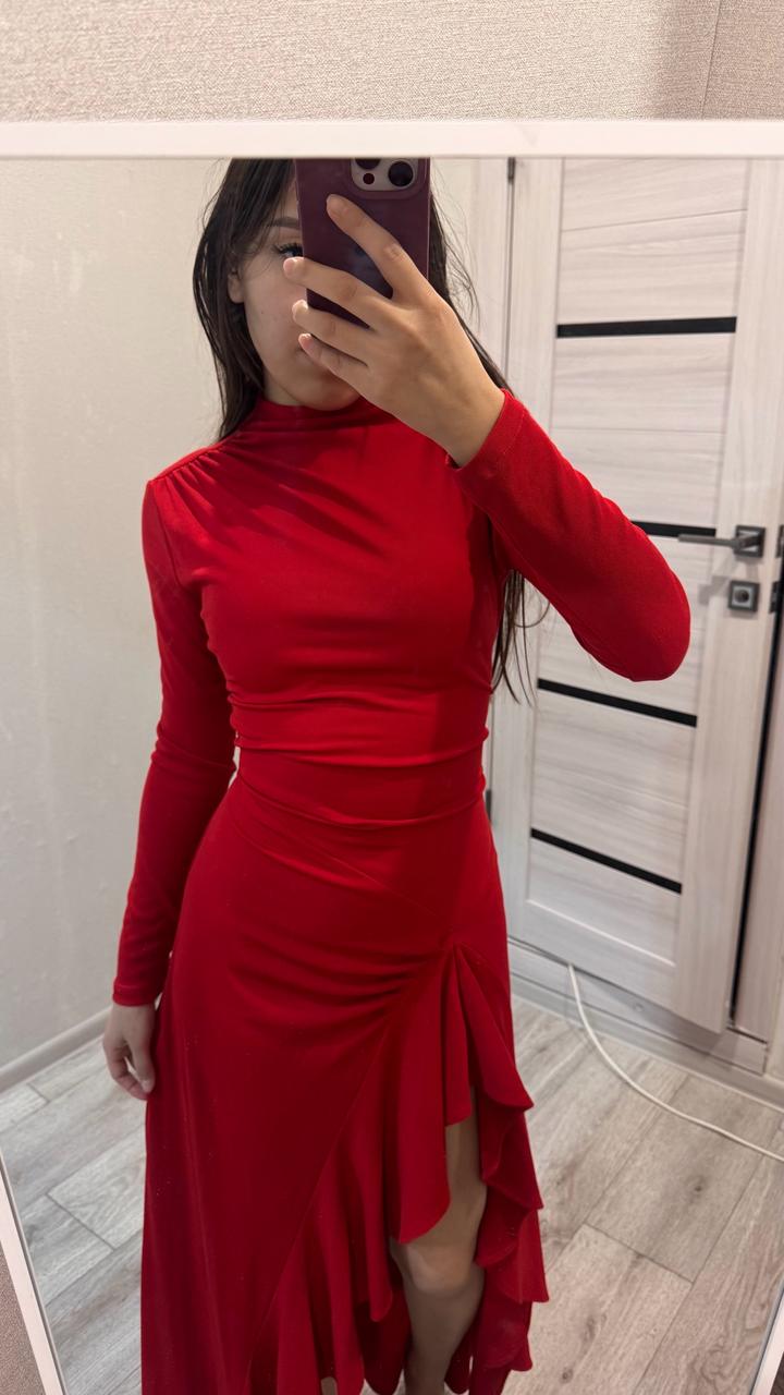 Красное платье