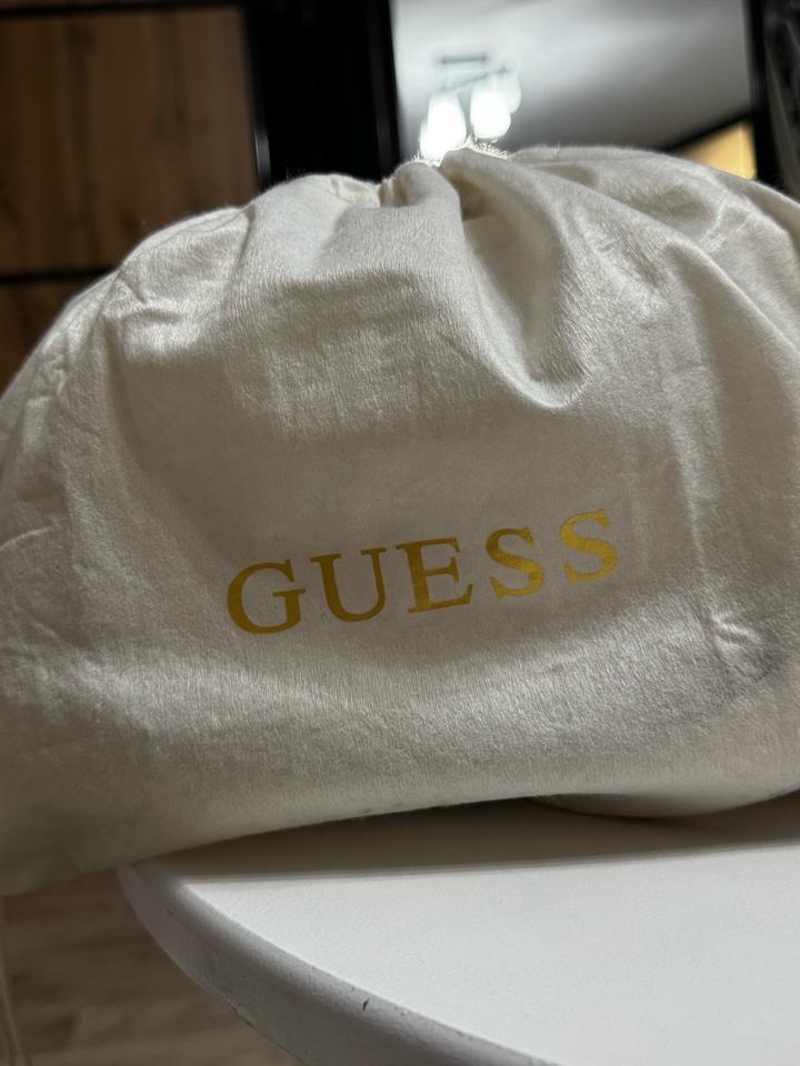 Сумка GUESS белая с цепочкой (кроссбоди) почти новая