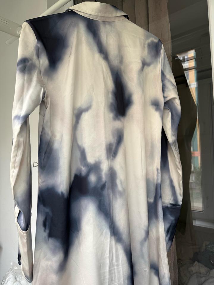 Атласное платье от H&M.