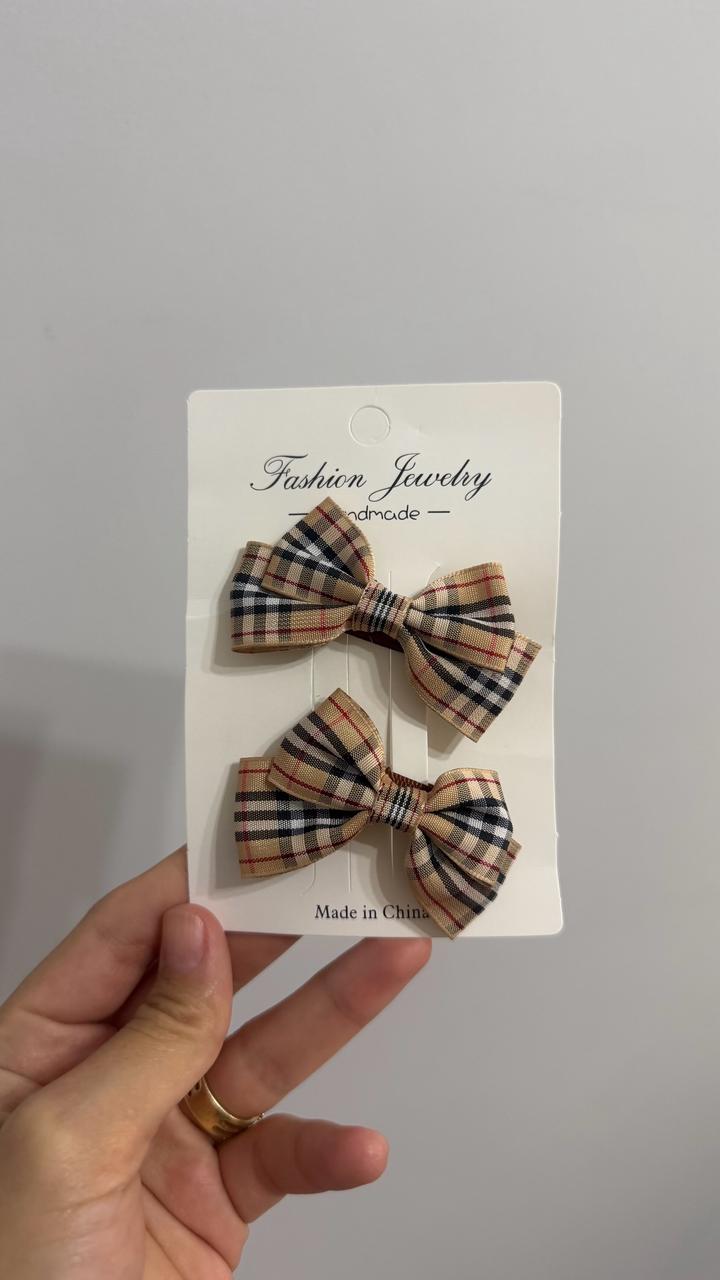 Заколки под Burberry