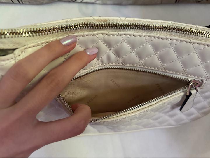 Белая сумка Guess