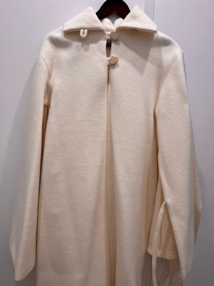 Молочное пальто-пончо