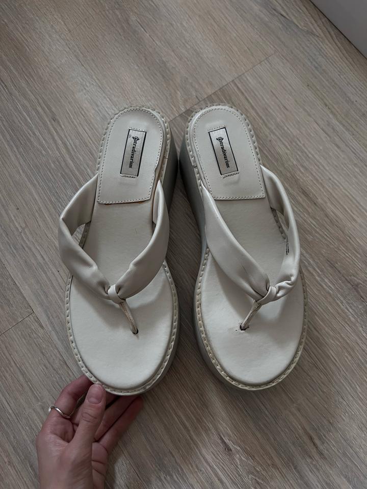 Босоножки через палец