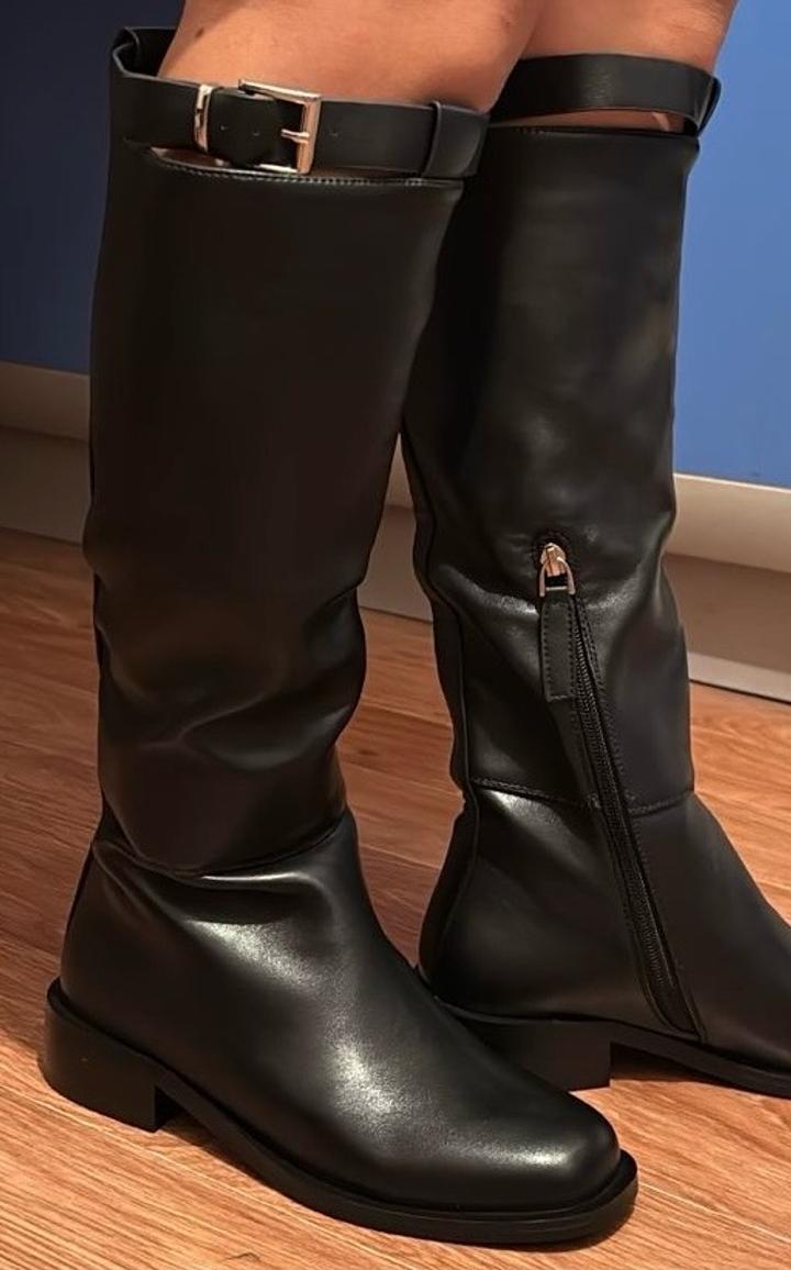 Продам сапоги длинные , не подошли по стилю. Носила пару раз. Хорошо сделаны