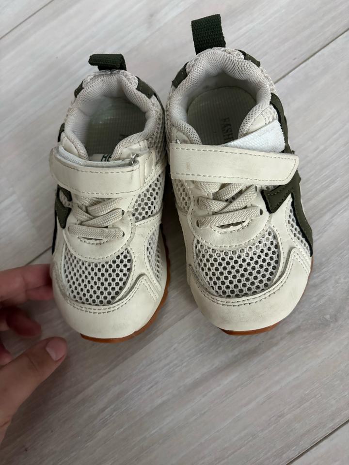 Продам кроссовки детские