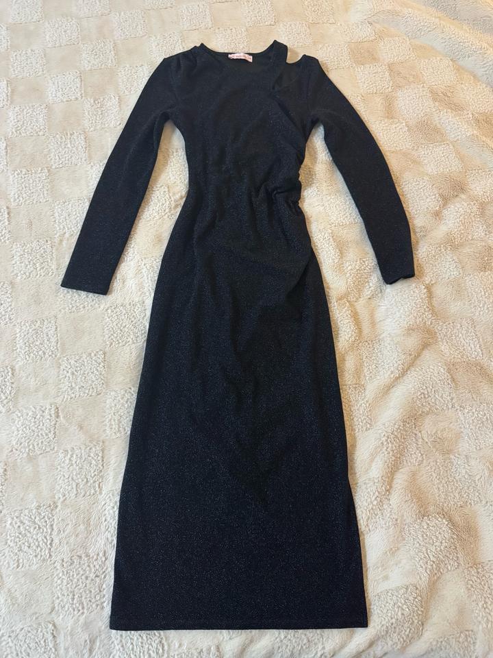 Черное обтягивающие платье миди с разрезом