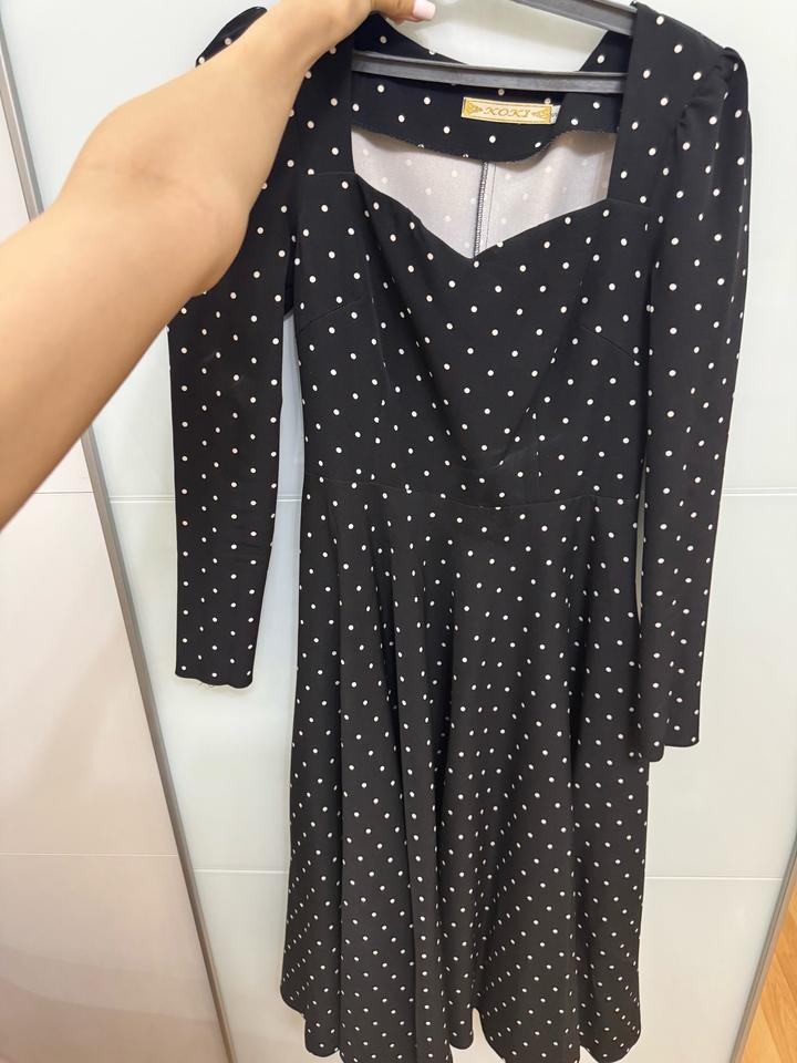Черное платье в горошек