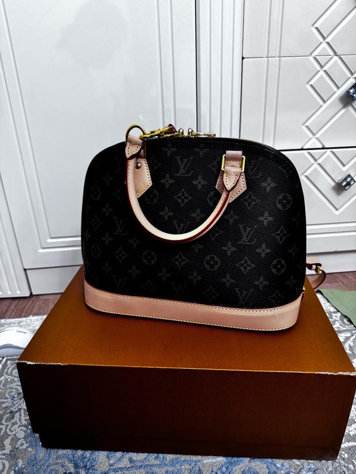 Стильная и элегантная сумка от Louis Vuitton.