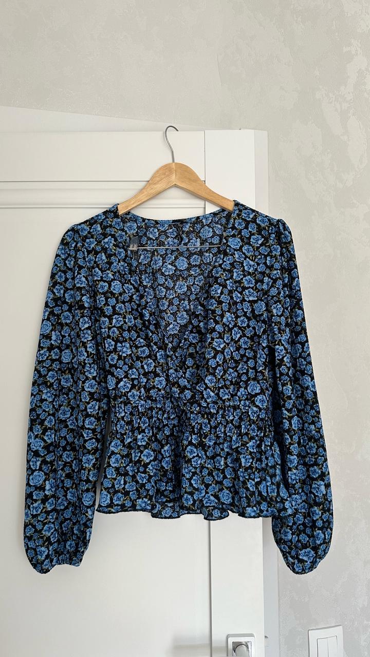 Стильная блуза с цветочным принтом