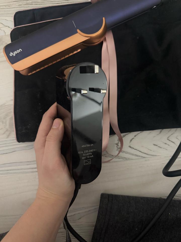 Dyson Airstrait Официальный Dyson Store Абу-Даби