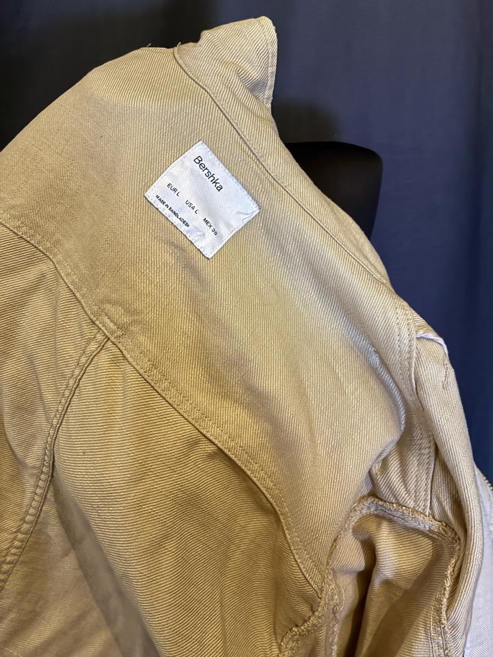 Курточка Bershka