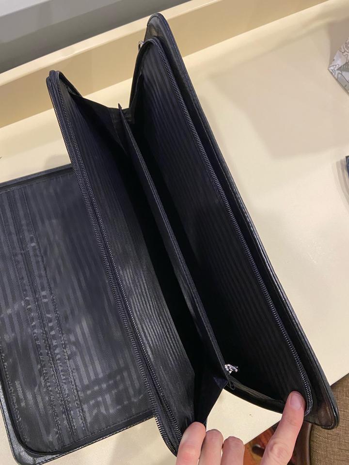 Папка для документов с двумя основными отделениями.