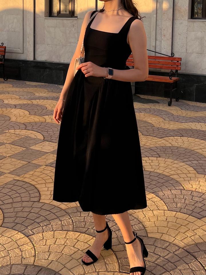 черное платье с открытой спиной